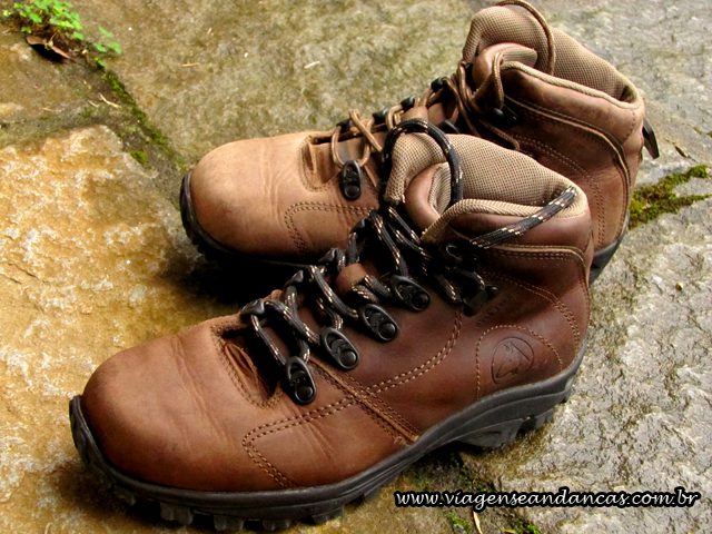 Par de botas de nobuck marrom da Bull Terrier, sendo um pé já com nobuck renovado