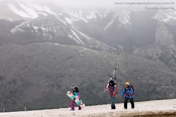 Esquiadores e snowboarders no Cerro Bayo, Villa La Angostura