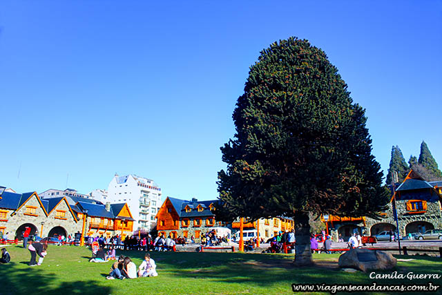 Centro Cívico de Bariloche. Muitas famílias e turistas apreciando a vista