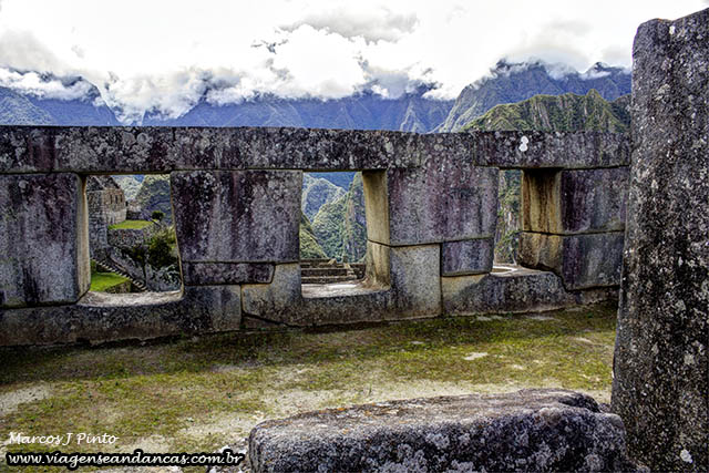 Um dos templos de Machu Picchu, onde está meia Chacana (a cruz andina)