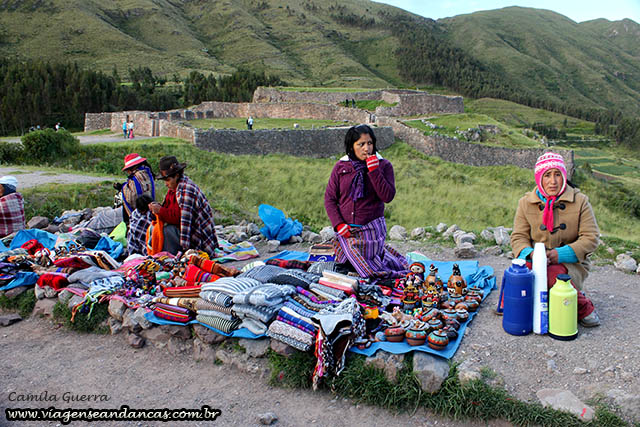 Pequena feirinha de artesanatos e frutas pertinho de Pukapukara, Cusco