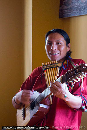 Músico andino tocando e cantando. Eles entram e saem dos restaurantes turísticos