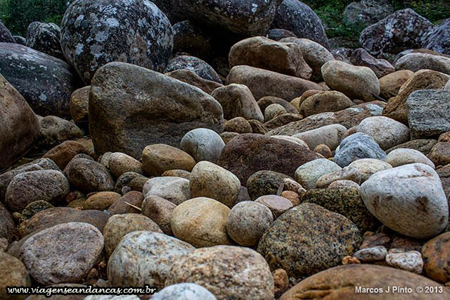 Pedras que se acumulam em alguns poços e trechos do rio