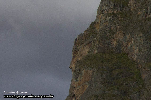 Um Inca na montanha guarda a cidade de Ollantaytambo