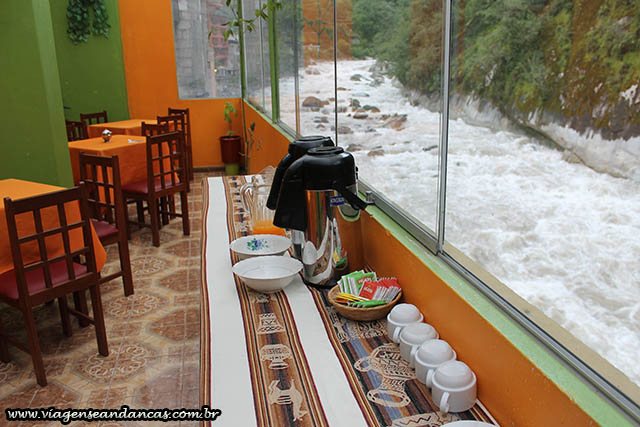 Área onde é servido o café da manhã. A vista do rio Urubamba é muito legal.