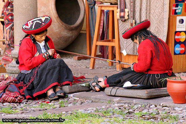 Várias artesãs trabalham suas peças no pátio do Museu Inca