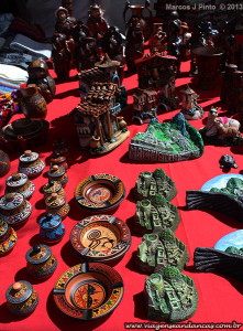 Artesanato numa parada perto de Cusco. Preços altos.