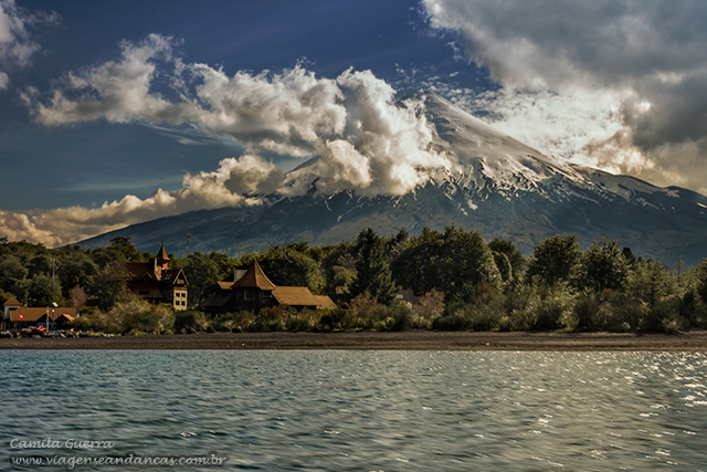 Lago Todos Los Santos. Atrás o Vulcão Osorno, já meio encoberto.