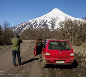 Marcos, com nosso carrinho alugado, fotografando o Vulcão Lanin