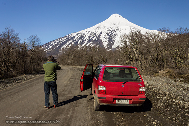 Marcos, com nosso carrinho alugado, fotografando o Vulcão Lanin