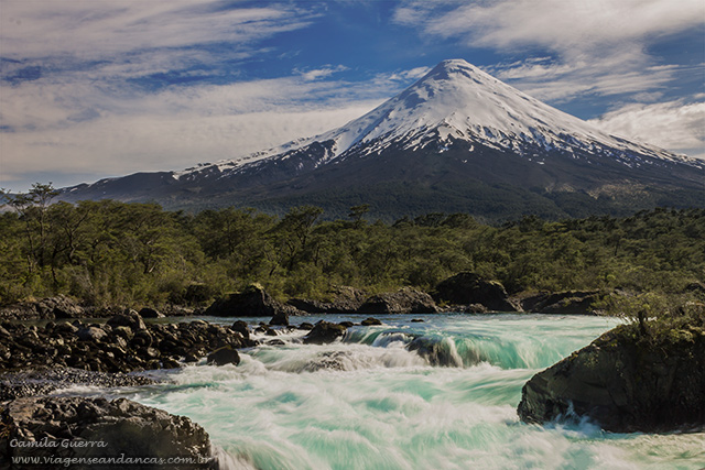 Vulcão Osorno visto das passarelas principais dos Saltos del Petrohué