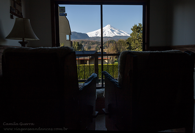 Salinha de "descanso" no segundo andar do hostel com uma linda vista para o Villarica.