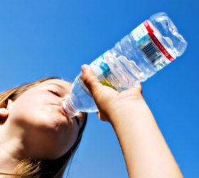 Hidratação aos poucos e constante evita problemas