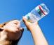 Hidratação aos poucos e constante evita problemas
