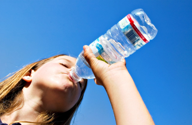 Hidratação aos poucos e de forma constante evita problemas