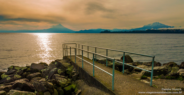Pier no Centro de Puerto Varas com os vulcões Calbuco e Osorno no Lago Llanquihue