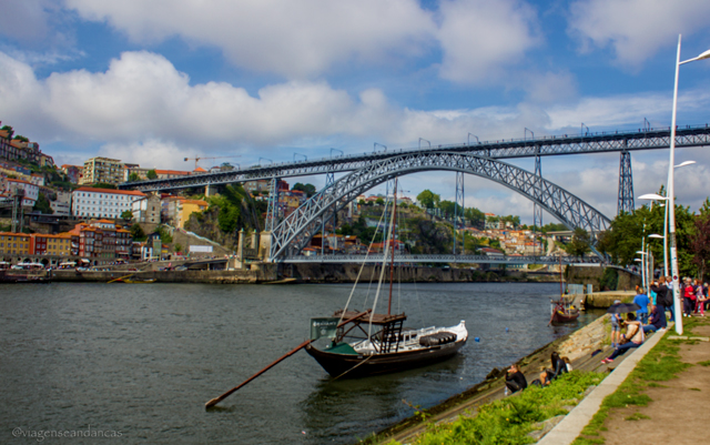 Barcos no Rio Douro e a Ponte Luís I