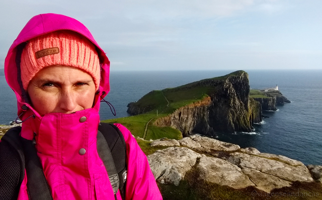 Gorro com forro + capa impermeável/corta vento na ventosa Ilha de Skye, Escócia.