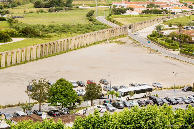 Nessa foto vê-se os dois estacionamentos mais próximos à vila medieval de Óbidos.