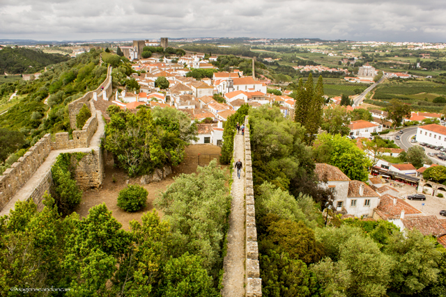 As muralhas de Óbidos abraçam toda a vila