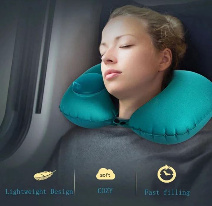 Mulher de cabelos curtos dormindo no avião com um travesseiro de pesçoço/almofada de viagem inflável da marca Litwod