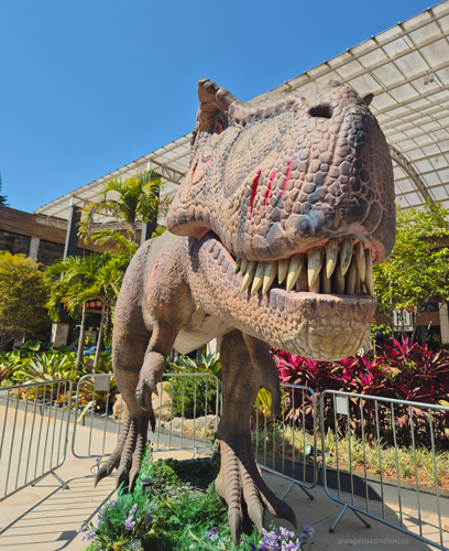 Foto de frente do T-Rex animado na entrada da Rua Coberta