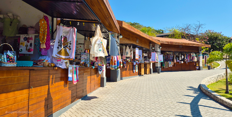 Barraquinhas de produtos uma ao lado da outra no Espaço do Artesão, centrinho de Miguel Pereira