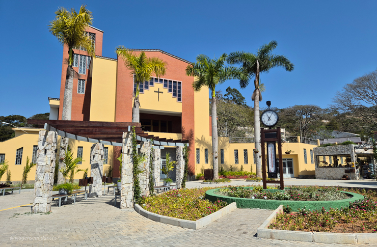 Igreja matriz de Miguel Pereira com um relógio e a praça. A cidade está muito bonitinha, arrumada e com muitos turistas