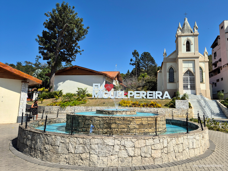 Centrinho de Miguel Pereira com Chafariz e a Igreja ao fundo
