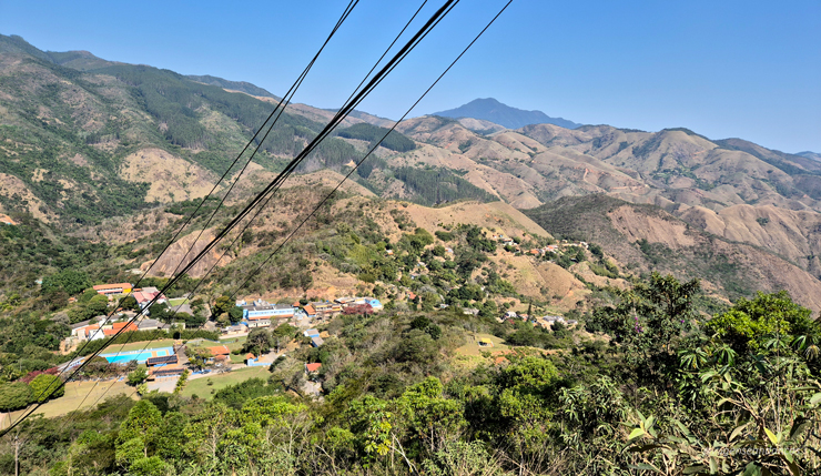 Mirante no caminho para o Viaduto Paulo de Frontin com vista das montanhas da região