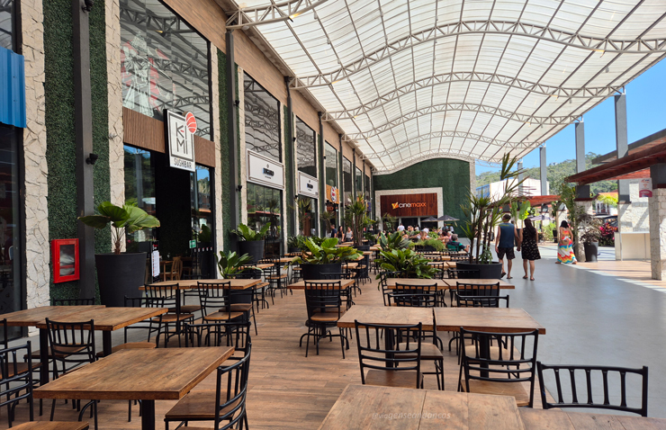 Rua Coberta em Miguel Pereira com muitos restaurantes, mesas e cinema