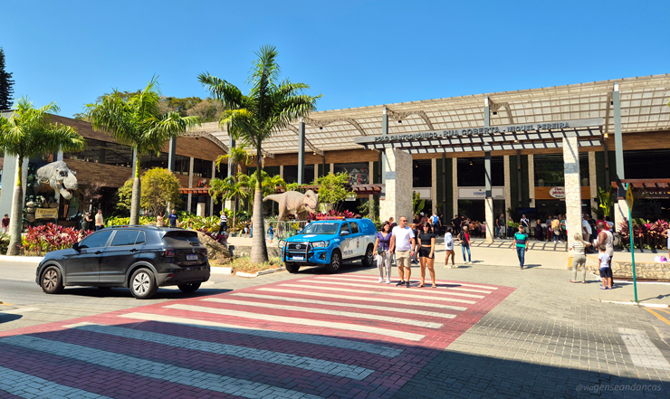 Foto da Rua Coberta, no centrinho de Miguel Pereira, do outro lado da rua com uma faixa de pedestres e pessoas