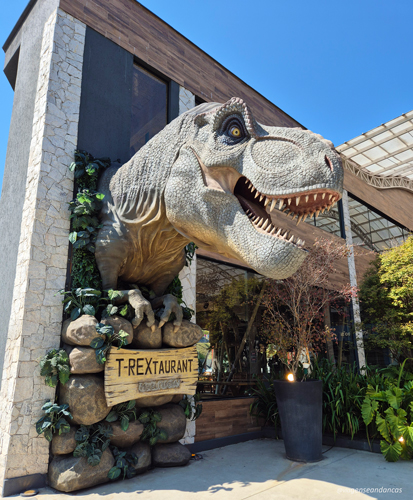 T-Rextaurante, na Rua Coberta, com a cabeça de um dino de boca aberta